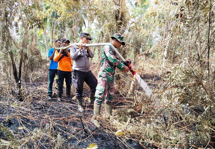 Sejumlah aparat dari stakeholder terkait melakukan pendinginan karhutla di Kecamatan Tebingtinggi yang berlangsung belum lama ini.