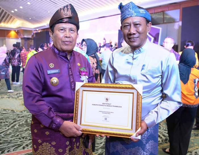 Bupati Rohul H Sukiman foto bersama dengan Kadiskes Rohul dr Bambang Triono yang sehari sebelumnya dilantik sebagai Kadis DPPKB Rohul.