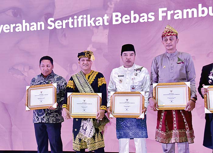 Pj Bupati Kampar H Hambali SE MBA MH (tiga kiri) foto bersama saat menghadiri acara puncak peringatan Hari Neglected Tropical Diseases (NTDs) se-Dunia&nbsp; 2024 di Grand Sahid Jaya Hotel, Rabu (6/3/2024).