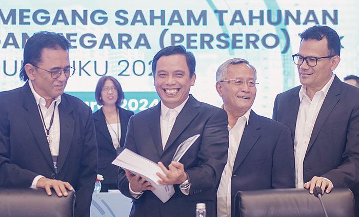 Direktur Utama Bank BTN Nixon L.P. Napitupulu (tengah) didampingi jajaran direksi dalam paparan rapat umum pemegang saham tahunan di Menara BTN, Jakarta, Rabu (6/3/2024).