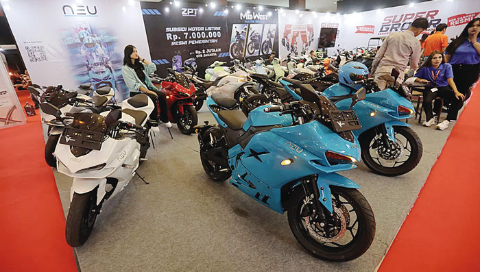 Pengunjung saat berada di booth motor listrik yang dipamerkan di Indonesia International Motor Show (IIMS) 2024 di JIExpo Kemayoran, Jakarta, baru-baru ini.
