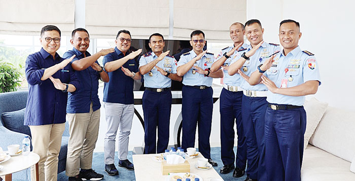 Region Head PTPN IV PalmCo Regional 3 dan Danlanud Roesmin Nurjadin Marsekal Pertama TNI Feri Yunaldi didampingi jajarannya foto bersama usai bersilaturahmi, Pekanbaru, Riau, Selasa (5/3/2024).