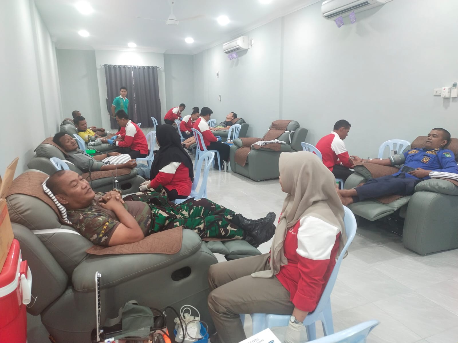 Ratusan peserta donor darah sedang diambil darahnya oleh petugas PMI di ruang donor di Kantor IKPTB Cabang Bengkalis, Kamis (7/3/2024).