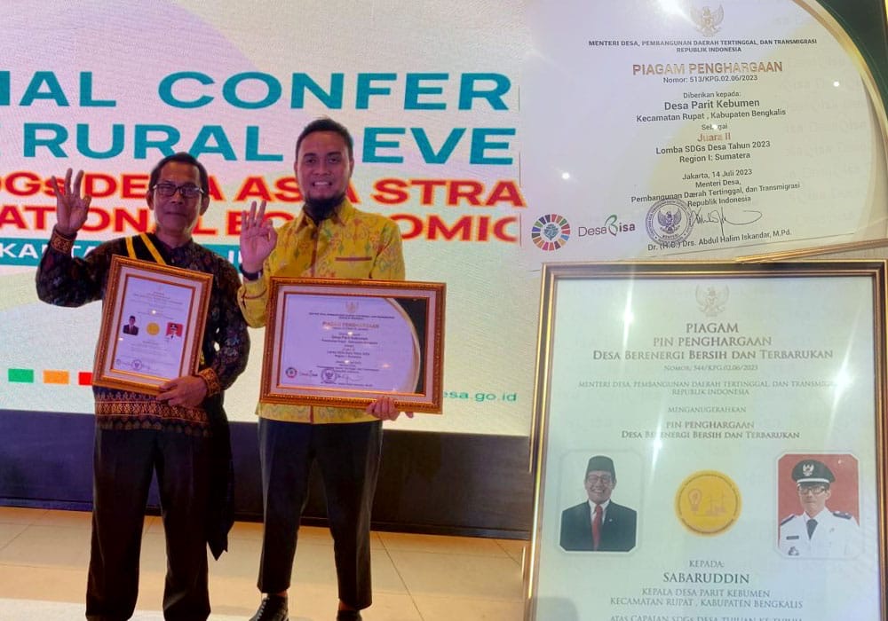 Kepala Desa Parit Kebumen Sabaruddin meraih juara II Region 1 SDGs Desa Berenergi Bersih dan Terbarukan tingkat nasional di Balai Makarti Mukti Tama Kantor Kemendes PDTT Jakarta, Rabu (6/3/2024).