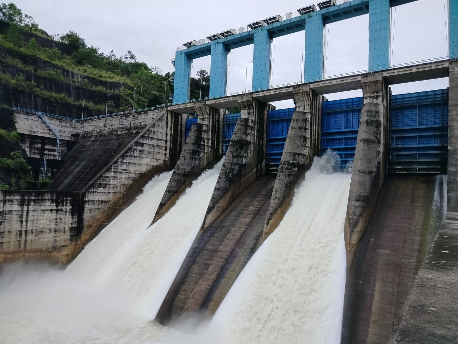 PLTA Koto menambahkan bukaan pintu pelimpahan setinggi 50 cm, Jumat (8/3/2024).