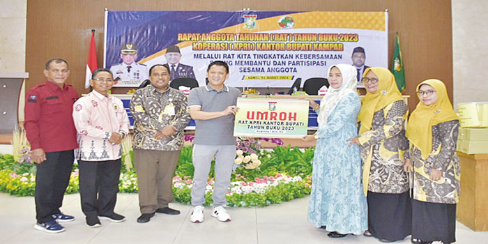 Pj Bupati Kampar Hambali menutup Rapat Anggota Tahunan (RAT)  Koperasi Pegawai Republik Indonesia (KPRI) Kabupaten Kampar di aula Kantor Bupati Kampar,