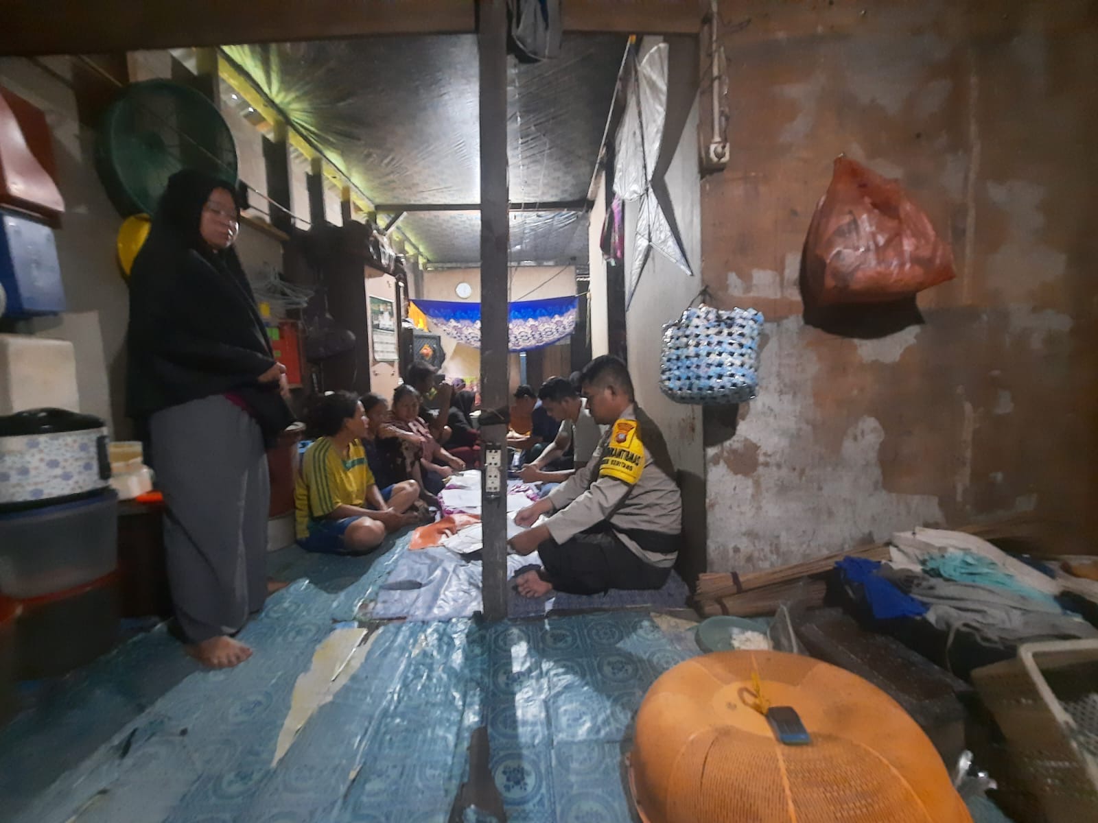 Petugas kepolisian mendatangi rumah orang tua korban sesaat peristiwa pembunuhan terjadi, Jumat (8/3/24).