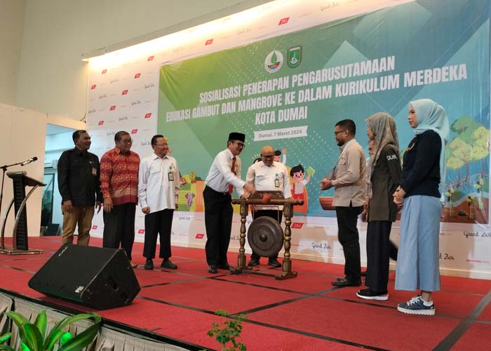 Sekda Kota Dumai H Indra Gunawan memukul gong, sebagai tanda dimulainya secara resmi Louching dan Sosialisasi Modul P5 dan Bimtek Tematik Gambut dan Mangrove di Ballroom Hotel Grand Zuri Dumai.