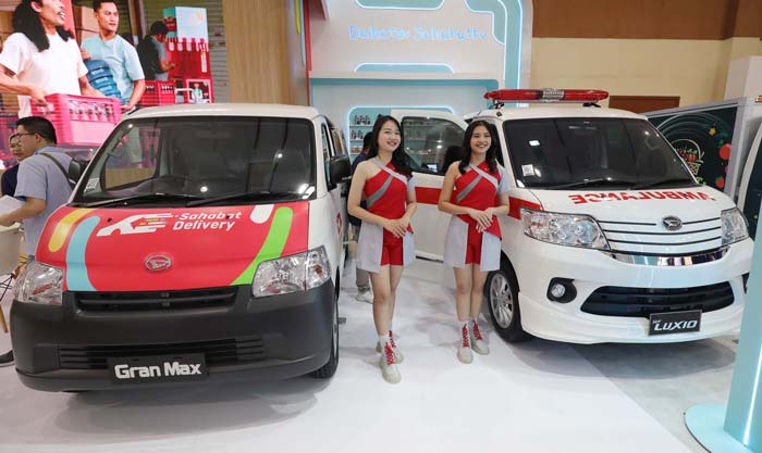 Mobil niaga Daihatsu yang dapat digunakan sebagai armada ekspedisi dan ambulans dipamerkan di Gaikindo Indonesia Internasional Commercial Vehicle Expo (Giicomvec) 2024 di Jakarta, Kamis (7/3/2024).