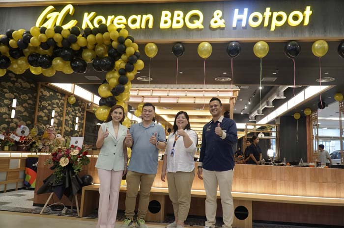 Founder GC Korean BBQ & Hotpot - Cole Froyo Fanny Setiadi Faizal (dua kanan) membuka papan nama sebagai tanda diresmikannya outlet terbaru di Pulau Sumatera tersebut, Kamis (7/3/2024).