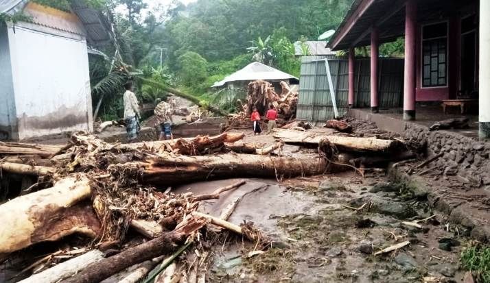 Hujan deras Kamis (7/3) hingga dini hari di Kabupaten Pesisir Selatan ternyata merenggut 10 orang warga di Kampung Langgai Nagari Gantiang Mudiak Utara Surantih, Kecamatan Sutera, tertimbun longsor.