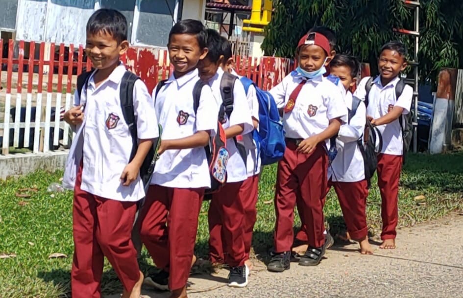 Siswa SDN 02 Lubuk Ambacang, Kecmaatan Hulu Kuantan berjalan pulang sekolah beberapa waktu lalu.
