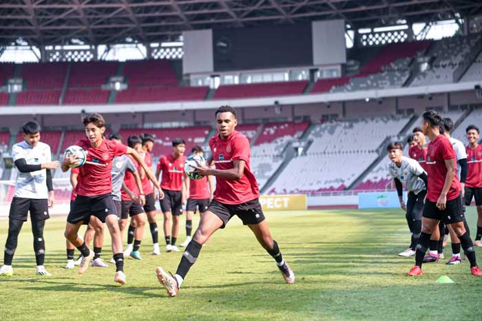 SIAP: Skuad Garuda Muda sedang berlatih di Stadion Utama Gelora Bung Karno, Jakarta, pada Senin (30/10).