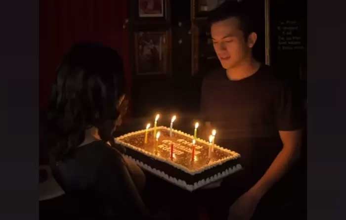 Aktor Rizky Nazar tepat pada hari ini, Kamis (7/3), berulang tahun ke-28. Tanggal penting bagi bintang film Gatotkaca itu tentu saja tidak mungkin dilupakan oleh kekasihnya, aktris Syifa Hadju.