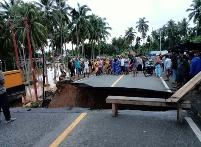 Jembatan di Simpang Sungai Liku menjelang Pasar Labuhan, Nagari Pasir Pelangai, Kecamatan Ranahpesisir, putus akibat diterjang banjir, Jumat (8/3/2024).