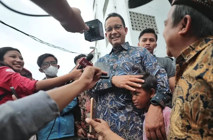 Anies Baswedan usai kondangan di salah satu rumah warga yang tinggal di Kampung Aquarium.