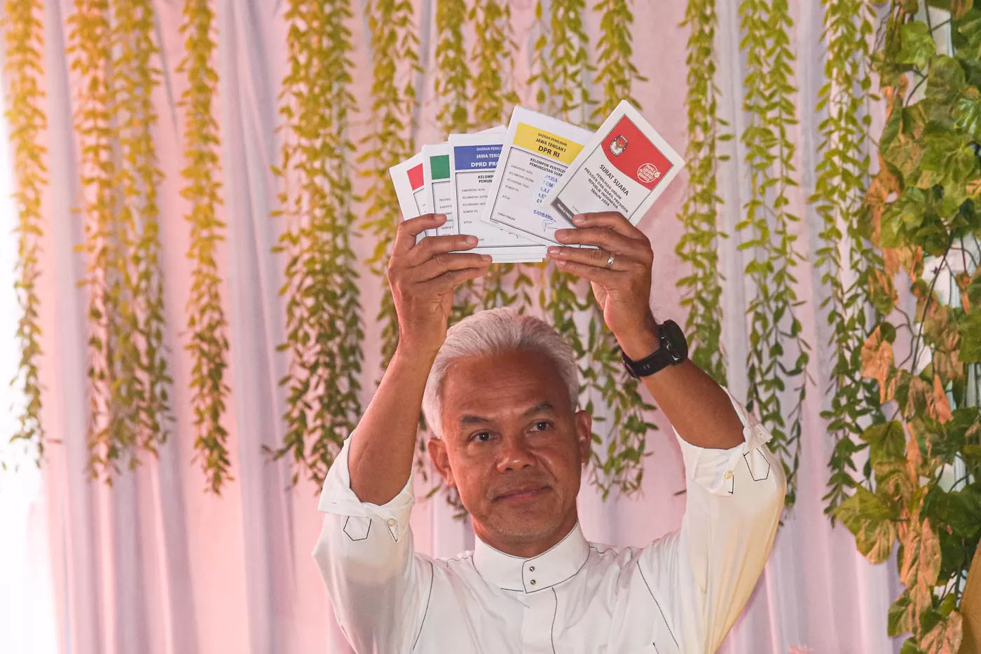 Calon Presiden nomor urut 03 Ganjar Pranowo bersama keluarganya menggunakan hak pilihnya pada Pemilu serentak 2024.