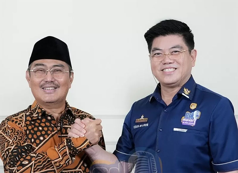 Mantan Ketua Mahkamah Konstitusi Jimly Asshiddiqie (kiri) bersama Eddy Wijaya.