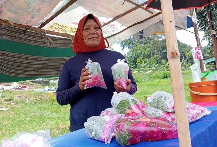 Astuti, pedagang musiman bunga rampai tabur berjualan di sekitar TPU Lembah Damai, Kecamatan Rumbai, Jumat (8/3/2024).