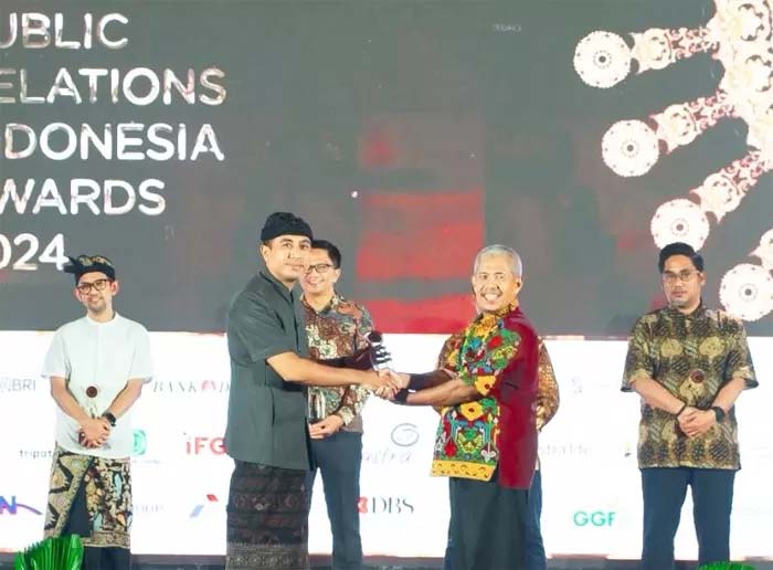 Tim Komunikasi Perusahaan PT Pegadaian saat menerima penghargaan bergengsi dalam ajang 9th Public Relations Indonesia Awards (PRIA) 2024, yang diselenggarakan di Bali.