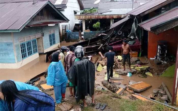 ILUSTRASI: Luapan air Banda Bakali Kota Padang merusak hingga merobohkan dinding rumah warga di Kelurahan Alai Parak Kopi, Kecamatan Padang Utara, Jumat (8/3).