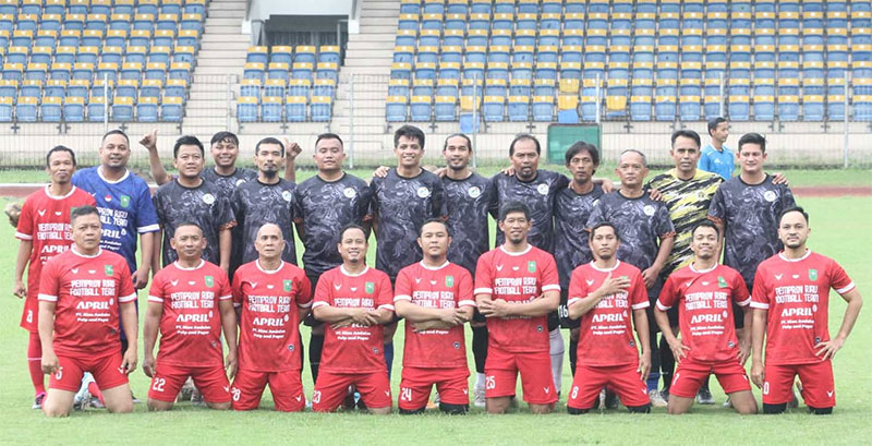 Tim Pemprov FC (merah) dan PWI Riau foto bersama sebelum laga persahabatan menyambut bulan suci Ramadan di Stadion Kaharudin Nasution, Rumbai, Jumat (8/3/2024).