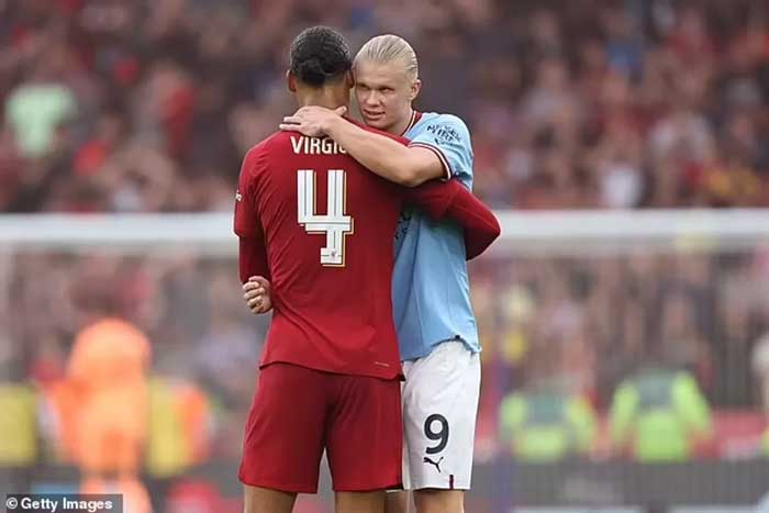 Pertemuan Erling Haaland! dengan Virgil van Dijk pada pertandingan putaran pertama Community Shield, Juli 2022 , di Anfield. Liverpool mengalahkan Manchester City 3-1.