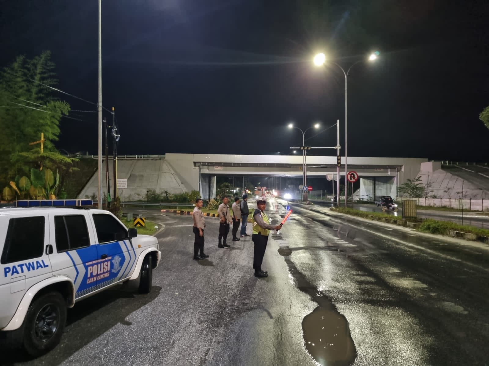 Jajaran Polsek Tambang menggelar patroli dialogis sekaligus membubarkan kelompok-kelompok pemuda yang nongkrong di sepanjang jalan lintas Pekanbaru-Bangkinang.