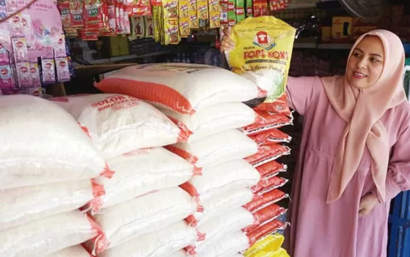 Konsumen saat membeli beras premium di Pasar Dupa beberapa waktu lalu.