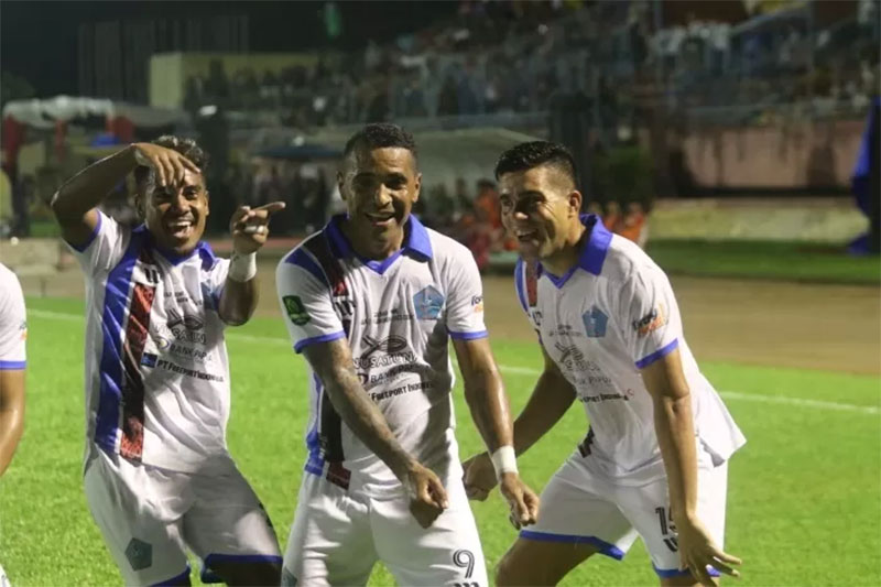Beto Goncalves (tengah) jadi salah satu aktor penting PSBS Biak meraih gelar juara Liga 2 Indonesia.