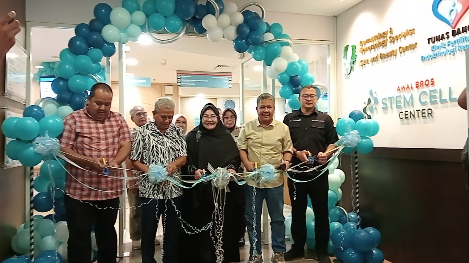 CEO RS Awal Bros Group Arfan Awaloeddin, (dua kiri) didampingi Direktur RS Awal Bros Sudirman Pekanbaru Dr Jimmy Kurniawan (kiri) dan Komisaris saat pemotongan pita saat melaunching layanan Stem Cell.
