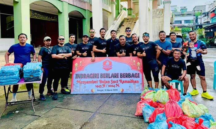 Anggota komunitas Indragiri Belari foto bersama sebelum penyerahan 50 paket sembako Indragiri Berlari Berbagi di Halaman Plaza Rengat, Ahad (10/3/2024).