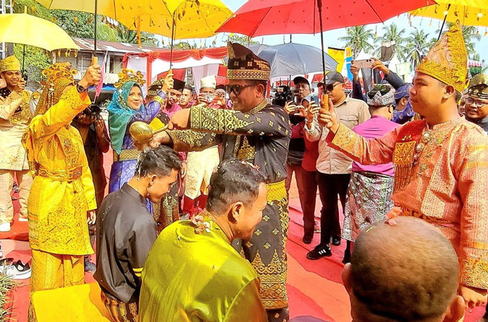 Bupati Pelalawan Zukri melakukan prosesi Mandi Balimau Kasai Potang Mogang di Balai Anjungan Tepian Ranah Tanjung Bunga, Langgam, Pelalawan, Kamis (7/3/2024).
