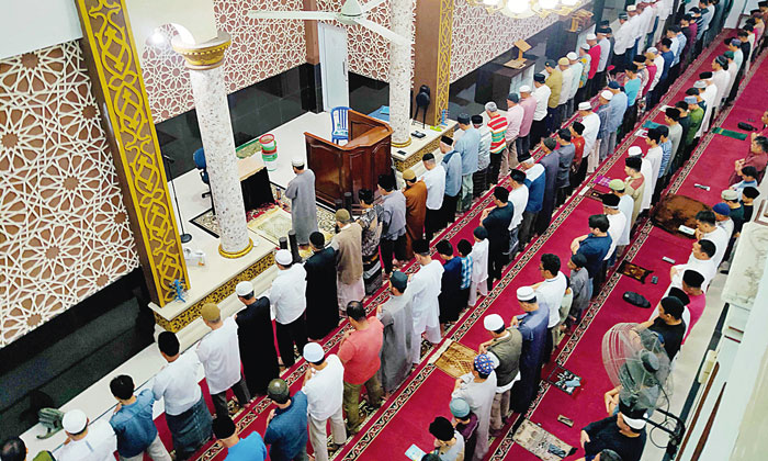 Warga Muhammadiyah melaksanakan Salat Tarawih di Masjid Al Fida&rsquo; Jalan KH Ahmad Dahlan Pekanbaru, Ahad (10/3/2024).