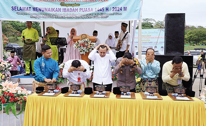 Wabup Rohul H Indra Gunawan bersama forkopimda dan Sekda Rohul Muhammad Zaki STTP MSi mengusap campuran air limau ke kepala sekaligus membuka acara Potang Bulimau tingkat kabupaten.