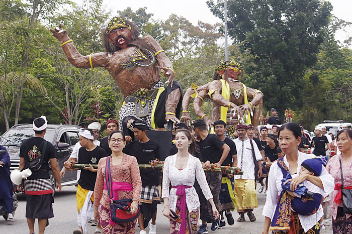 Umat Hindu di Kota Pekanbaru mengarak ogoh-ogoh jelang perayaan Hari Raya Nyepi Tahun Baru Saka 1946, Pekanbaru, Ahad (10/3/2024).