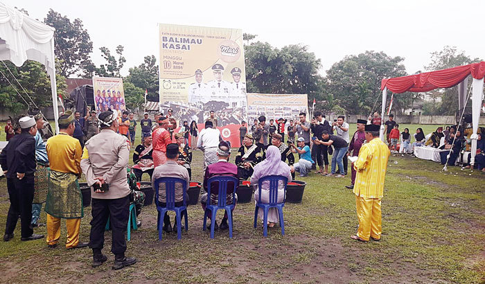 Suasana pelaksanaan Balimau Kasai sambut bulan Ramadan H 1445  di  lapangan bola Alpha, Kelurahan Sialangmunggu, Kecamatan Tuah Madani, Ahad (10/3/2024).