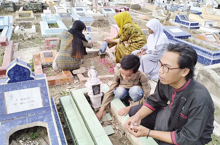 Warga dari berbagai kalangan ziarah ke makam menjelang Ramadan. Termasuk makam yang berada di Jalan Budi Kemuliaan Dumai, Ahad (10/3/2024).