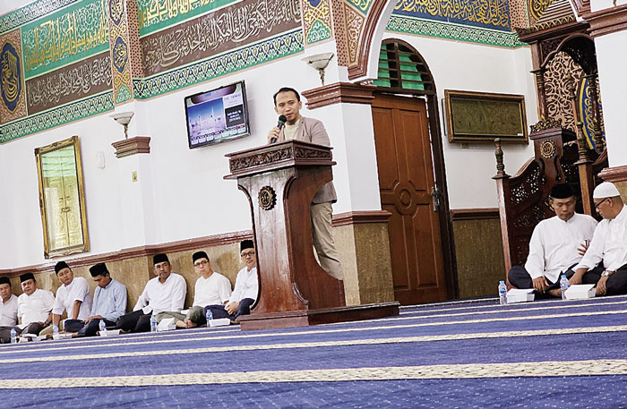 Ustaz Sonny Abi Kim saat memberikan tausiah dalam wirid akbar yang diselenggarakan Majelis Taklim Nurul Iman dan IKBI Regional 3 PTPN IV.
