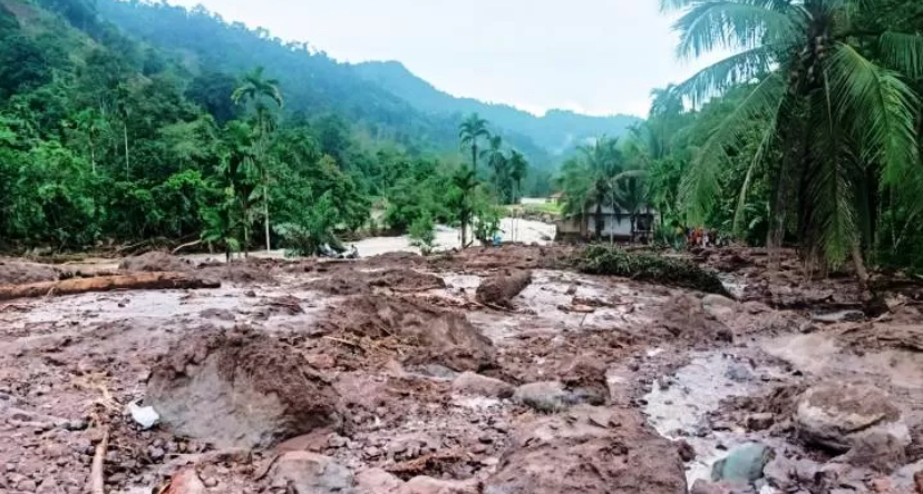 Kondisi tanah longsor yang menimbun pemukiman warga di Pessel.