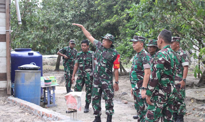 Danrem 031/Wirabima Brigjen TNI Dany Rakca Andalasawan SAP MHan meninjau progres TMMD ke-119 di wilayah Kodim 0322/Siak di Kampung Sungai Tengah, Kecamatan Sabak Auh,  Siak, Kamis (8/3/2024).