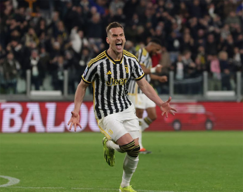 Arkadiusz Milik melakukan selebrasi usai mencetak gol bagi Juventus saat bermain imbang 2-2 lawan Atalanta di Turin.
