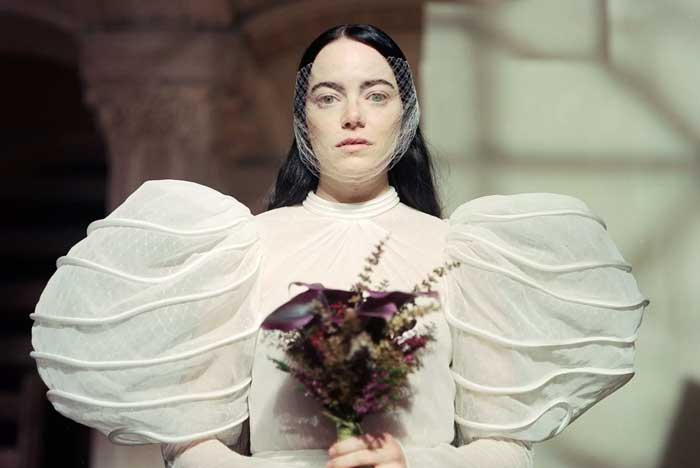 Emma Stone sebagai Bella Baxter di film Poor Things karya Yorgos Lanthimos..