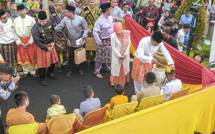 PETANG MEGANG: PJ Walikota, Muflihun bersama Forkompimda Kota Pekanbaru, memandikan anak-anak, pada Petang Megang di Sungai Siak Pekanbaru menyambut bulan Ramadan 1445 Hijriah. Senin (11/3/2024).