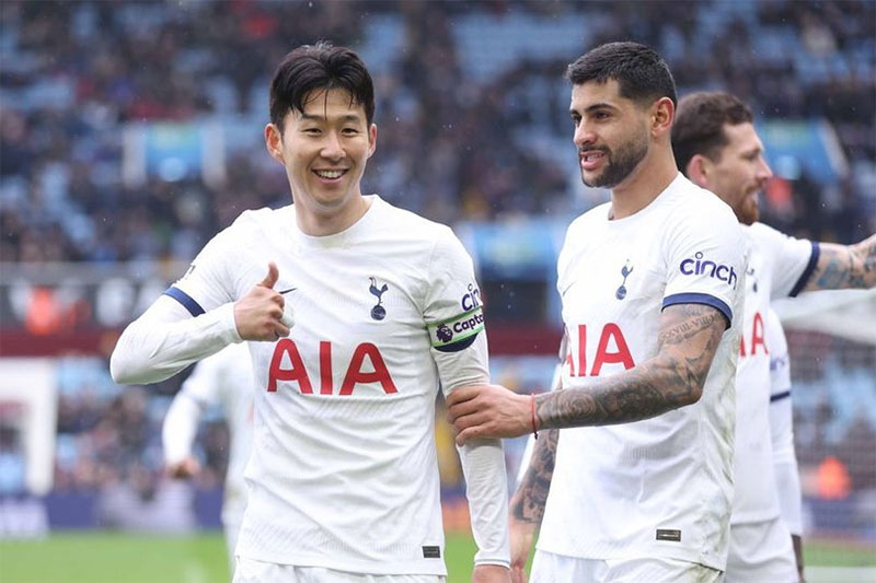 Kapten Tottenham Hotspur Son Heung-min (kiri) tampil gemilang dengan  mencetak 1 gol dan dua assist saat mengalahkan pesaing mereka di zona Champions, Aston Villa 4-0, Ahad (10/3/2024).