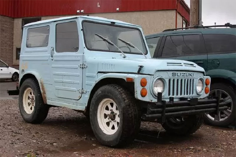 Suzuki Jimny generasi pertama atau di Indonesia dikenal dengan Jimny Jangkrik.