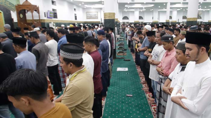 Umat muslim melaksanakan Salat Tarawih di Masjid Raya An-Nur Provinsi Riau, Pekanbaru, Senin (11/3/2024).