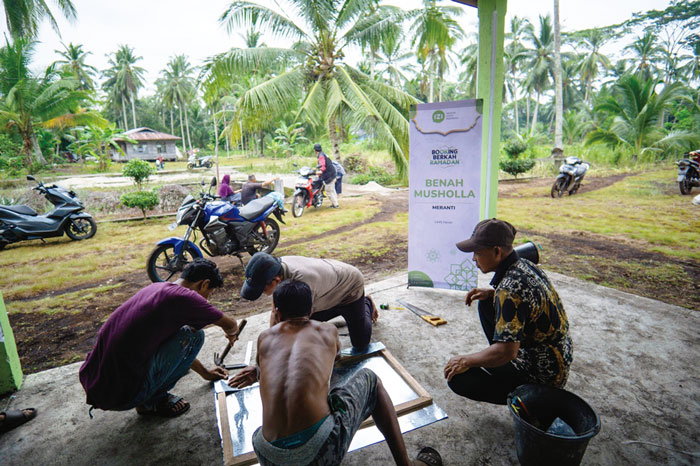Para warga bersama tim IZI Riau melakukan renovasi Musala Al Falah di Desa Teluk Samak, Kecamatan Rangsang, Kabupaten Kepulauan Meranti, beberapa hari lalu.