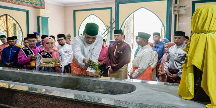 Pj Wako Pekanbaru Muflihun didampingi Sekko Indra Pomi Nasution dan Forkopimda Kota Pekanbaru melakukan ziarah ke makam Marhum Pekan di kompleks Masjid Raya Senapelan, Senin (11/3/2024).