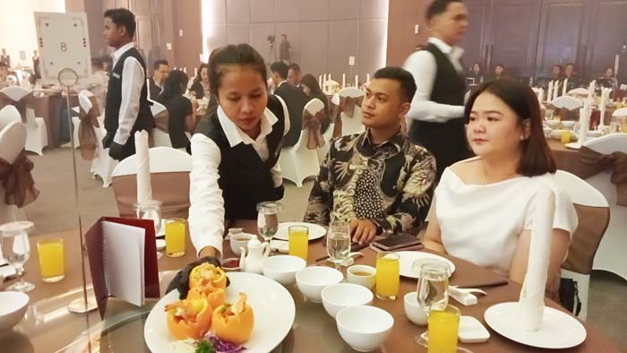 Tim Aryaduta Hotel Pekanbaru menyuguhkan Menu Chinese Set kepada mitra yang datang saat peluncuran program terbaru, Jumat (8/3/2024).